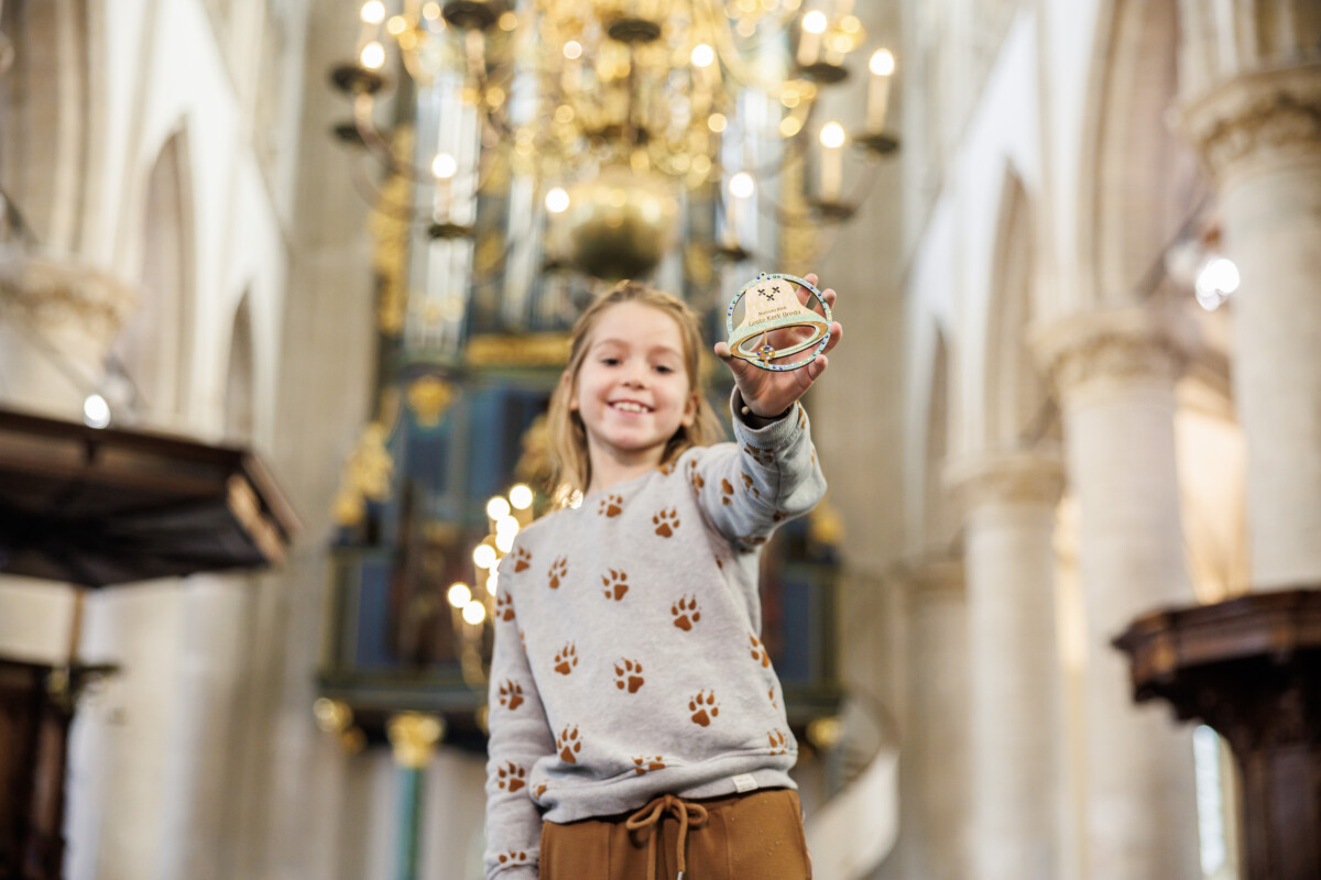 Kerk kerstbal versieren in de Grote Kerk Breda foto c Bram Vreugdenhil 1